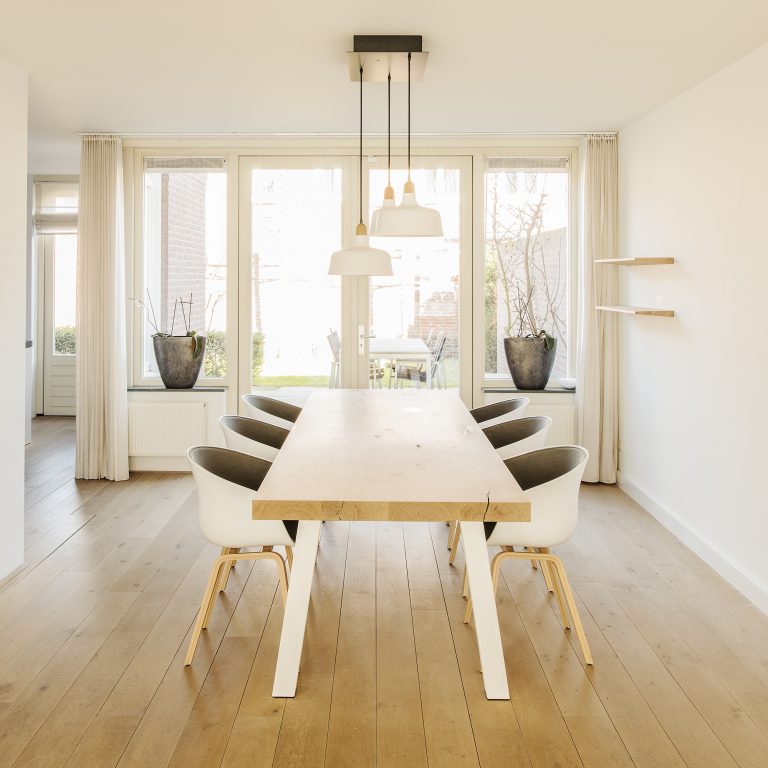 houtmerk_interieur_dani_maatwerk_tafel_kopzijde_eettafel_hay_aac_stoelen_grijze_front_upholstery_brokis_shadows_hanglampen_wit_wandplanken