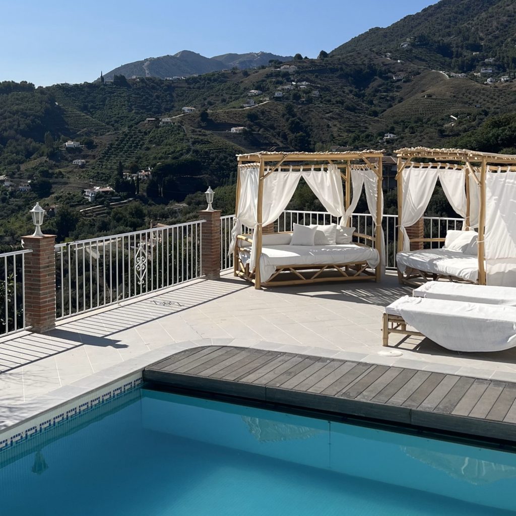 ellen_Herber_living_midcentury_furniture_Frigiliana_vakantievilla_styling_zwembad_ligbedden_bamboe_Frigiliana