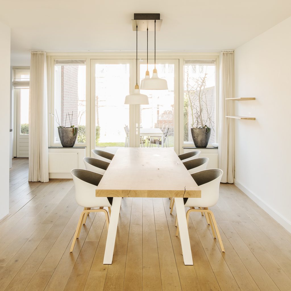 ellen_herber_hay_aac_stoelen_grijze_front_upholstery_brokis_shadows_hanglampen_wit_wandplanken