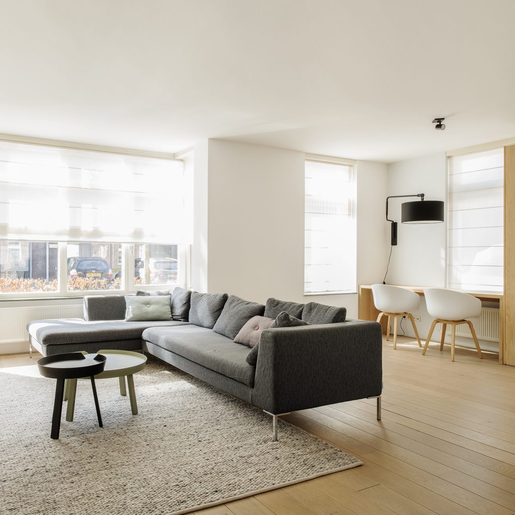 houtmerk_interieur_grijze_hoekbank_perletta_vloerkleed_muuto_salontafel_bijzettafel_ellen_herber