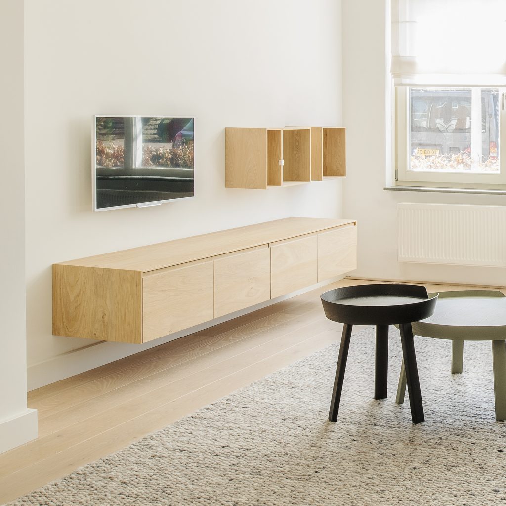 houtmerk_woonkamer_interieur_met_massief_houten_wandmeubel_tvmeubel_stereomeubel_muuto_around_koffietafel_salontafel_zwarte_bijzettafel_wooninspiratie